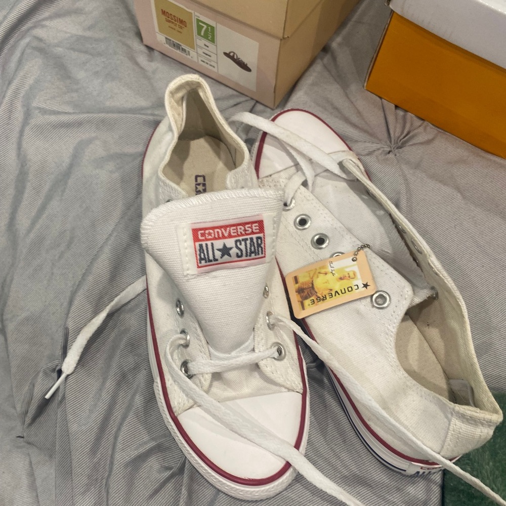 New Converse Chuck Taylor Low top shoes size 6 1/2